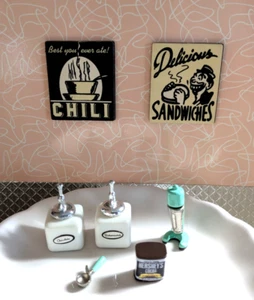 American Girl AG MINIS "L'IL'S DINER" TOPPING PUMPS, COCOA, DRINK MIXER, SCHILDER + - Bild 1 von 8