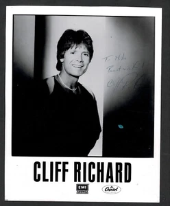 Foto promocional autografiada por Cliff Richard de 1980 de 8 1/2"x 10" blanco y negro EMI/capital - Imagen 1 de 2