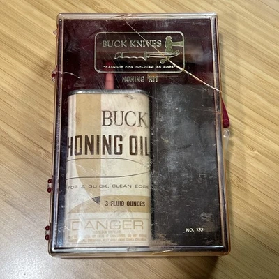 Kit de aceite afilador cuchillo Buck vintage n.º 133 con 2 piedras de afilar, estuche agrietado Foto 1 de 4