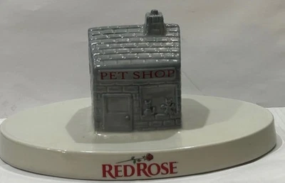 Expositor y estatuillas Wade Red Rose Tea Pet Shop Inglaterra Foto 1 de 4