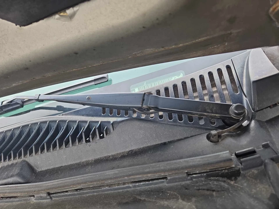 Brazo limpiaparabrisas Chevy Silverado 2500 99 00 01 02 Foto 1 de 1