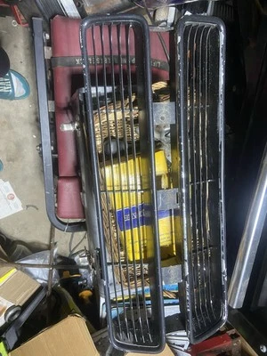 Pontiac Ventura 1971-72 lado derecho parrilla delantera inserto sin grietas realmente bueno Foto 1 de 4