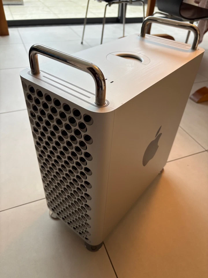 MAC PRO 2019 3.5GHz 8CORE 32GB RAM/256GB SSD (+ added internal RAID) - BOXED - Image 1 of 4