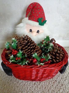 Santa in a Basket Surrounded by Acorns - Bild 1 von 6