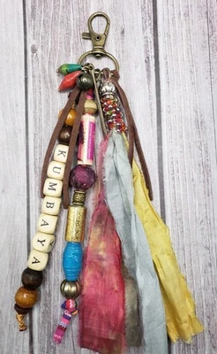 Llavero Boho Kumbaya único en su clase con madera, metal, cuentas de papel y borla satinada Foto 1 de 4