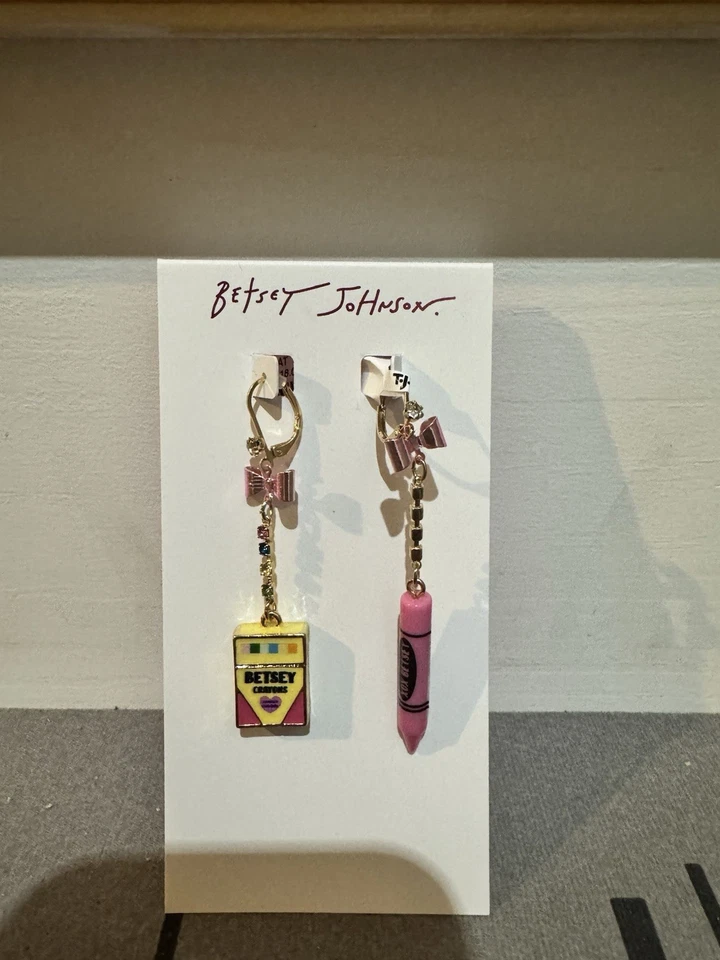 PENDIENTES Betsey Johnson CRAYÓN Y CAJA Desajuste Gota con Estrás y Lazo Rosa NUEVO Foto 1 de 1