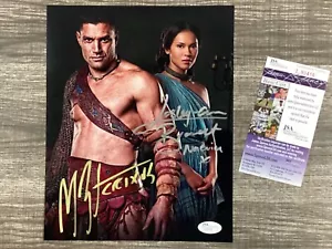(SSG) MANU BENNET & LESLEY-ANN BRANDT Signed 8X10 "Spartacus" Photo - JSA COA - Picture 1 of 6