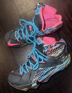 Nike LeBron 12 23 Cromosomas 2015 Para hombres Talla 9 684593-006 Azul Rosa Negro - Imagen 1 de 5