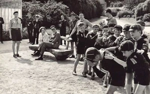 Belgique - LAKEN Laeken (Bruxelles) Scouts au Palais - Bauduin & Fabiola - CARTE - Picture 1 of 2