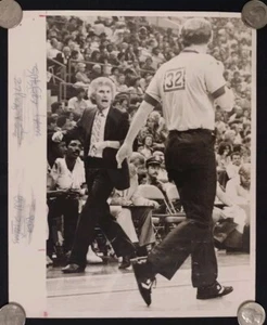 Stan Albeck schreit Reff Vintage Pressefoto an. San Antonio Sporen 80er Jahre 8x10'' - Bild 1 von 14