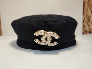 Berretto Chanel nero, taglia grande, con spilla CC in metallo tono oro e perle di vetro - Foto 1 di 10