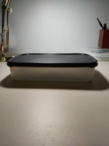 Contenedor de almacenamiento rectangular Tupperware 1608-2 de colección tapa negra 8,5 tazas/2 litros M4 - Imagen 1 de 8