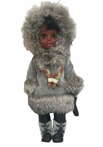 Bambola vintage eschimese inuit ragazza occhio addormentato vera pelliccia e pelle 12" - Foto 1 di 8