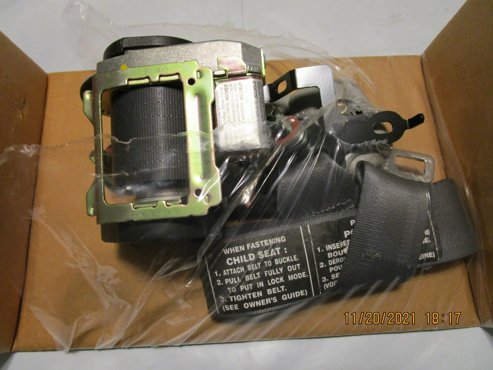 Kia OEM 0K33W57630B08 Front Seat Belt Assembly Right fits 2000-2005 Kia Rio Foto 1 de 4