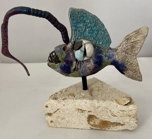 Handgefertigter Keramik Fisch vom Künstler Ross de la Garza. Der Angler. - Bild 1 von 14