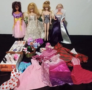 Konvolut 4 Vintage 90er Barbies mit extra Kleidung & Zubehör - Bild 1 von 22