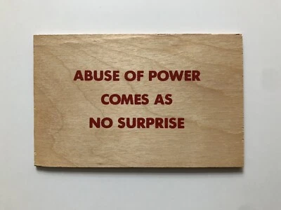 JENNY HOLZER silkscreen wood postcard (2000) - 2nd edition Fotofolio/Artpost Foto 1 de 2