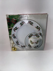 Vtg 24pc Christmas Holly Berries Porcelain Dinner Plates Cups & Saucers Japan - Picture 1 of 4