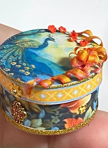 Artisan Paon Bleu Couture Hutschachtel 1:12 Puppenhaus Miniatur signiert OOAK '24 - Bild 1 von 21