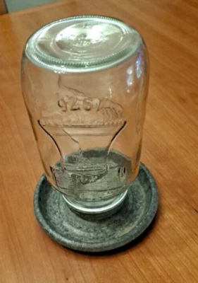Plato de agua para aves de corral galvanizado antiguo primitivo con tarro Mason Liberty Bell de 1 qt Foto 1 de 4