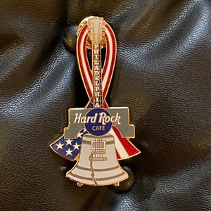 PHILADELPHIA US🎸Hard Rock CAFE®HRC PIN☑️GUITAR FLAG LIBERTY BELL BLUE LOGO🎗 - Picture 1 of 3