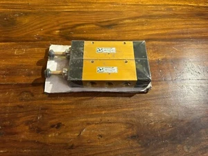 Pneumax 412/2.52.0.1.M2 pneumatic solenoid valve - Picture 1 of 3