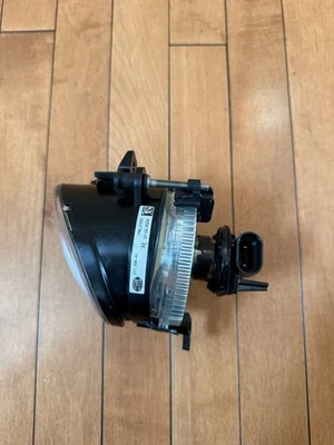 Faro antiniebla lateral derecho Hella Volkswagen 1N0 271.295-421 Foto 1 de 4