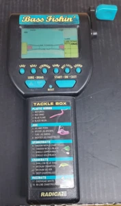 Gioco di Pesca Elettronico Portatile Vintage Radica Bass Fishin' 3732 1996 TESTATO - Foto 1 di 5