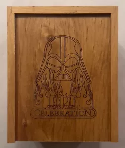Juego completo de insignias Star Wars Celebration III 2005 (16) - caja de madera grabada - Imagen 1 de 6
