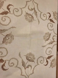 Vintage Beige Tischdecke Kreuzstich mit Blumen Apx 38" Quadratisch gewellte Kanten - Bild 1 von 9