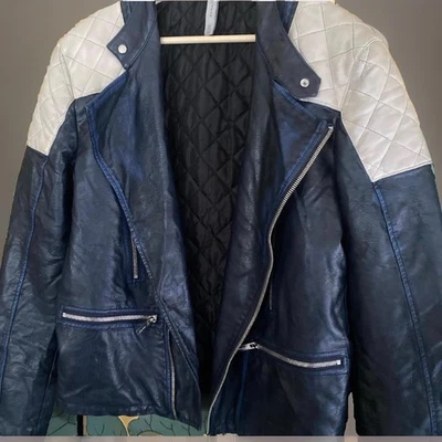 Chaqueta de moto asimétrica de cuero sintético ZARA MAN AZUL MEDIANOCHE/negro/blanco apagado Foto 1 de 4