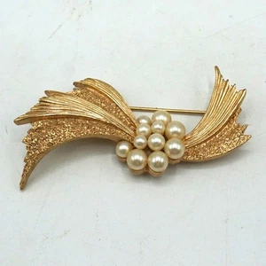 Broche Corona Trifari Flor Lazo Perla Tono Dorado - Imagen 1 de 6