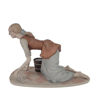 Estatuilla de porcelana coleccionable Laszlo Ispanky "Cinderella Girl Washing Floor" Foto 1 de 4