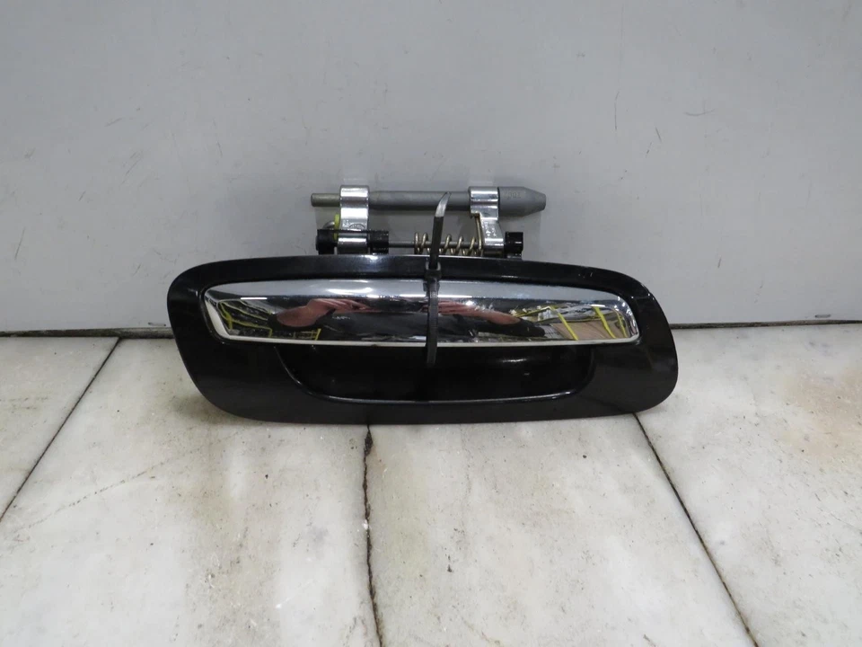 Maçaneta externa direita porta traseira 02 03 04 05 06 INFINITI Q45 - Imagem 1 de 3