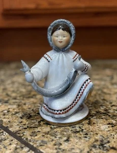 Gebrauchte sibirische Yupik Porzellan Mädchen Figur mit Fisch Made in Russia - Bild 1 von 5