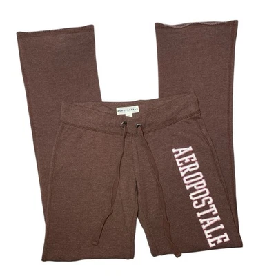 Pantalones deportivos Aeropostale marrón ajustados y acampanados Foto 1 de 4