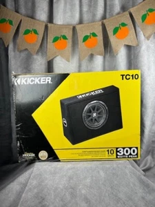 Kicker 43TC104 4 Ohm 150 W 10" Comp Subwoofer Gehäuse in Black Peak 300 W - Bild 1 von 2