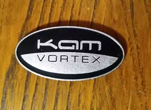 Rejilla de altavoz KAM VORTEX PA insignia emblema logotipo 7 cm metal pieza original genuina - Imagen 1 de 6