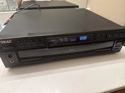 TEAC PD-D3000 Professional Compact Disc Multi Player 5 CD Player Tested - Image 1 of 4