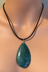 Collar colgante de ágata pulida con cordón de cuero de 18" en bolsa con caja de regalo - Imagen 1 de 6