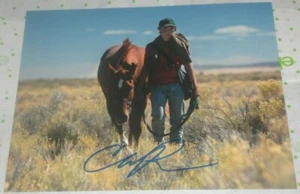 FOTO CHARLIE PLUMMER FIRMATA LEAN ON PETE STILL 8X10 AUTO COA IN CERCA DI ALASKA - Foto 1 di 1