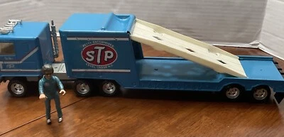 Remolque y semirremolque ERTL STP Richard Petty con estatuilla  Foto 1 de 4