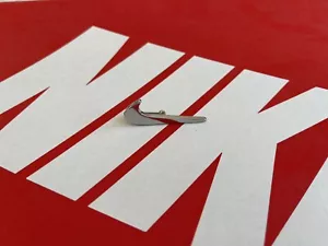 Ciondolo Nike Air Max Swoosh originale argento metallo spilla di sicurezza/pizzo - 100% autentico - Foto 1 di 3