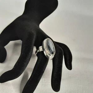 Anello stile art deco grande ovale sfaccettato pietra nera su lunetta smerlata incastonata - Foto 1 di 7