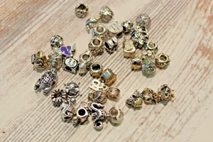 SET 35 CHARMS SPACER SILBER/GOLD VERSCHIEDENE FORMEN GROSSLOCH ARMBAND, HALSKETTE - Bild 1 von 3