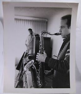 Photo candide originale des années 1960 garçons de plage Brian Wilson & Mike Love in Home Studio