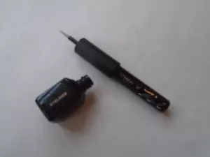 L'Oreal X Karl Lagerfield Liquid Eyeliner Chic Rose Silver New - Picture 1 of 2