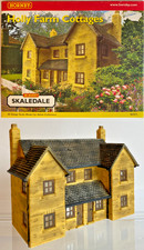 HORNBY 00 GAUGE SKALEDALE - R8504 - HOLLY FARM COTTAGES - BOXED