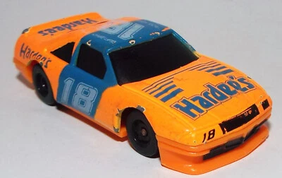 Coche de carreras NASCAR fundido a presión en amarillo y azul marcado No. 18 y Hardee's Foto 1 de 3