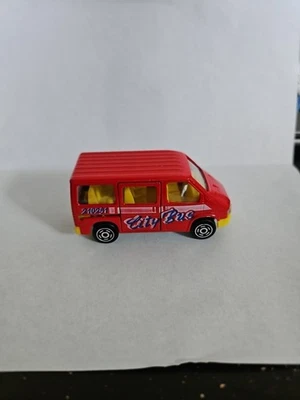 Majorette 福特 Transit City 巴士 243 号红色带黄色保险杠压铸卡车 — 第 1/4 张图片